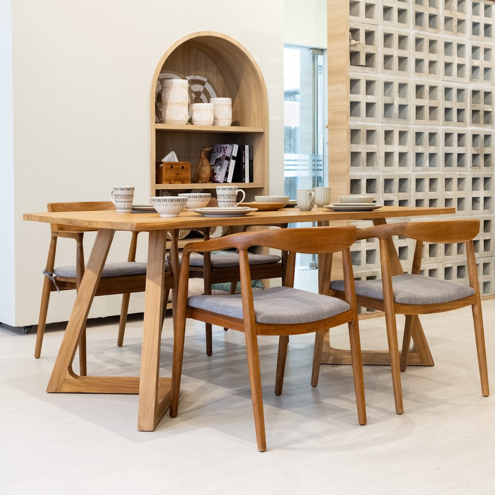Alfey teak wood dining table Alfey teak wood dining table